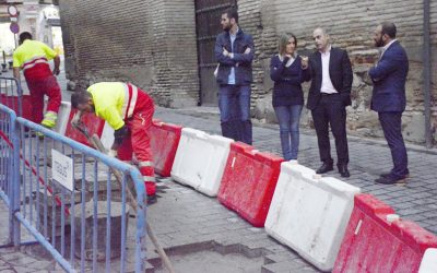 La alcaldesa visita las obras de reparación del pavimento en las calles Santa Úrsula y Taller del Moro
