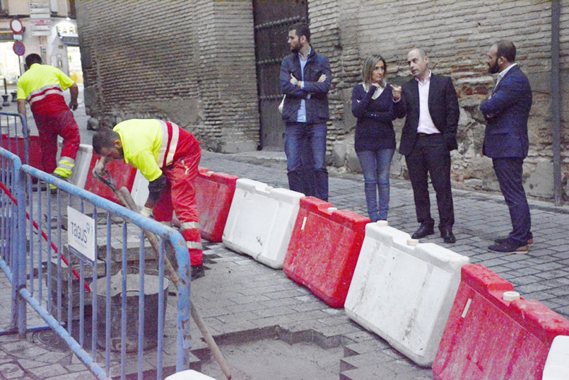 La alcaldesa visita las obras de reparación del pavimento en las calles Santa Úrsula y Taller del Moro