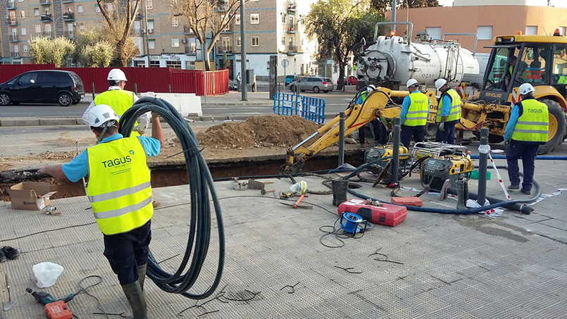 Operarios municipales y de Tagus están trabajando desde primera hora de la mañana en la reparación de una avería que se ha producido en la conducción general de agua en la avenida de Portugal, en Buenavista, dejando sin suministro a este barrio
