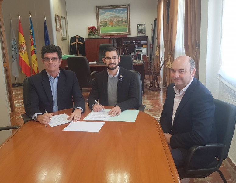 El Ayuntamiento de l’Alcora y FACSA firman un convenio para evitar la pobreza energética