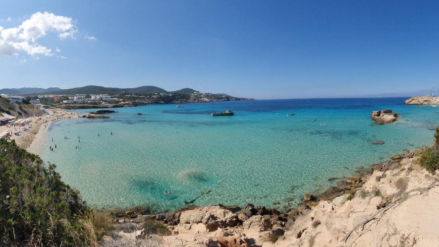 Facsa evita la proliferación de algas invasoras de Cala Tarida (Ibiza)
