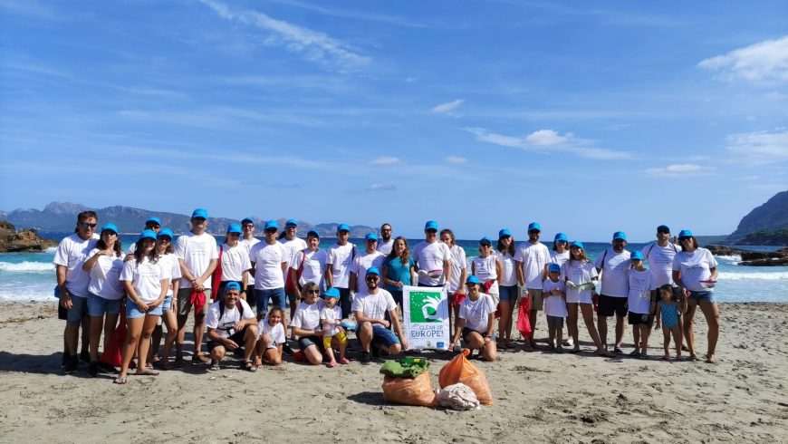 Personal voluntario de las empresas de Facsa en Baleares suma esfuerzos en una jornada de limpieza de playas