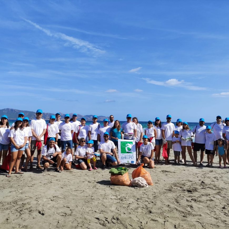 Personal voluntario de las empresas de Facsa en Baleares suma esfuerzos en una jornada de limpieza de playas