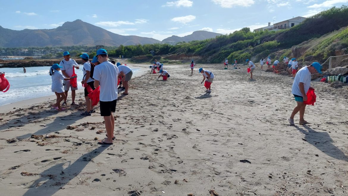 Voluntarios y voluntarias del equipo de Facsa suman sus esfuerzos en una jornada de recogida de residuos en la Playa del Pinar de Castelló
