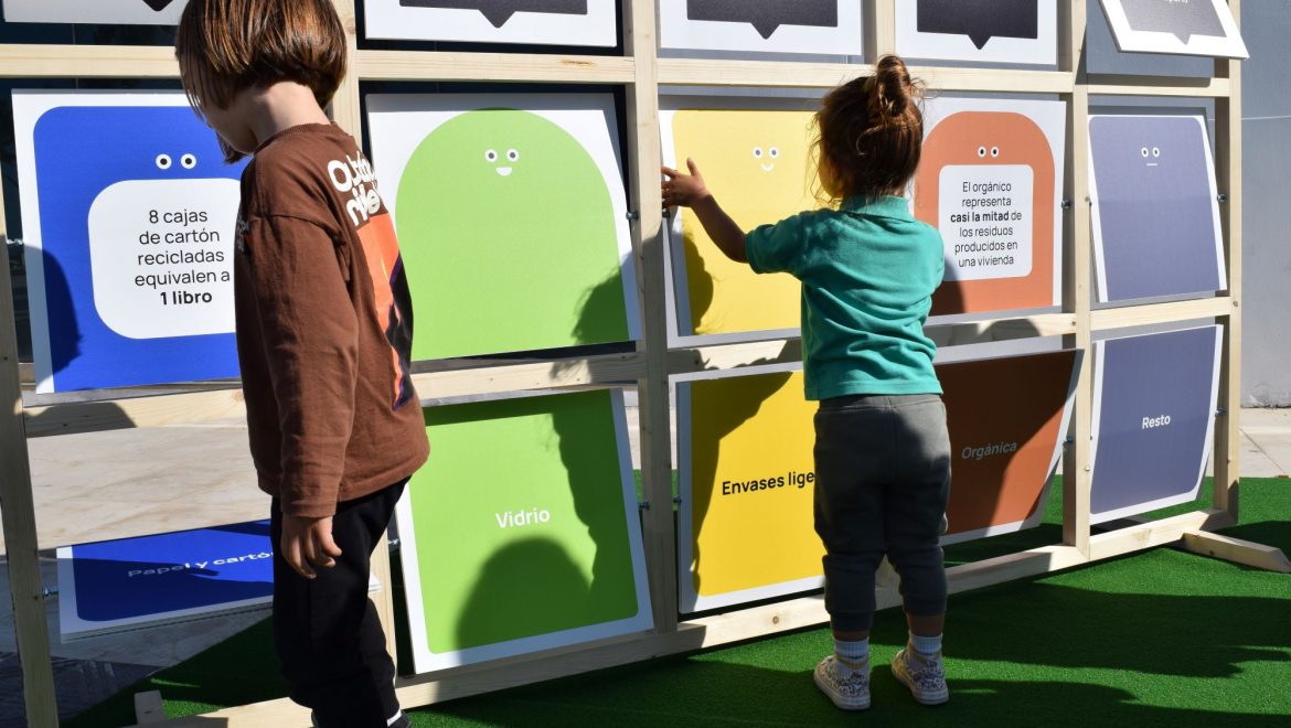 Multitud de niños y niñas participan en las actividades organizadas por el Día Mundial del Reciclaje en Valencia