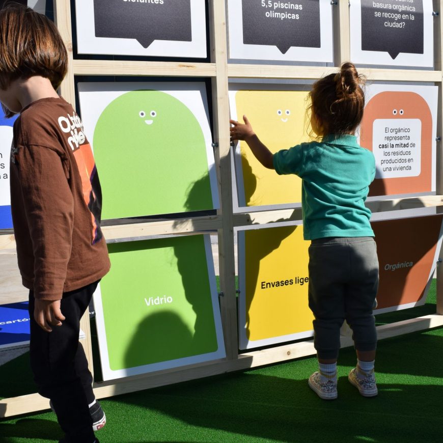 Multitud de niños y niñas participan en las actividades organizadas por el Día Mundial del Reciclaje en Valencia