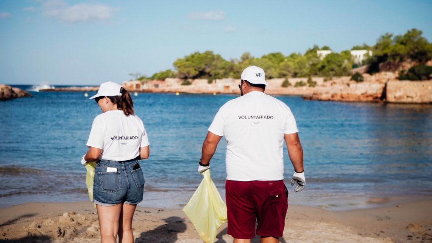 Más de un centenar de personas voluntarias se movilizan por la conservación del litoral en las playas de Castelló y Sant Antoni de Portmany 